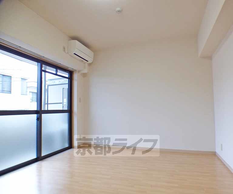 居室・リビング　採光ばっちりの綺麗なお部屋です。