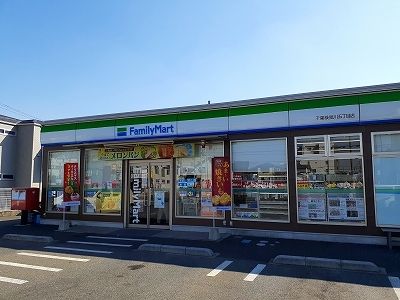 コンビニ　ファミリーマート（コンビニ）まで500m