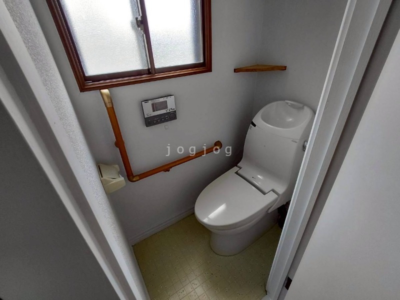 トイレ　嬉しい温水洗浄便座付きのトイレです。