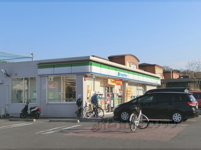 コンビニ　ファミリーマート木津梅美台店（コンビニ）まで400m