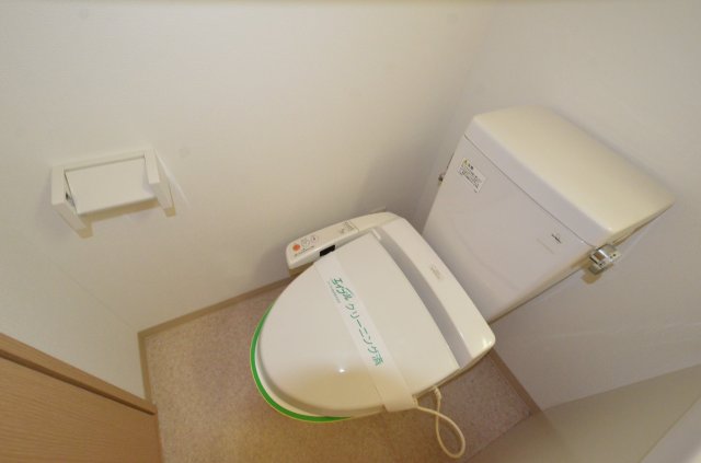 トイレ　温水洗浄便座付きのトイレです♪