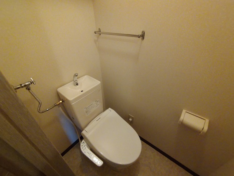 トイレ　こちらはトイレです。清潔感があり、安心して使用できます。