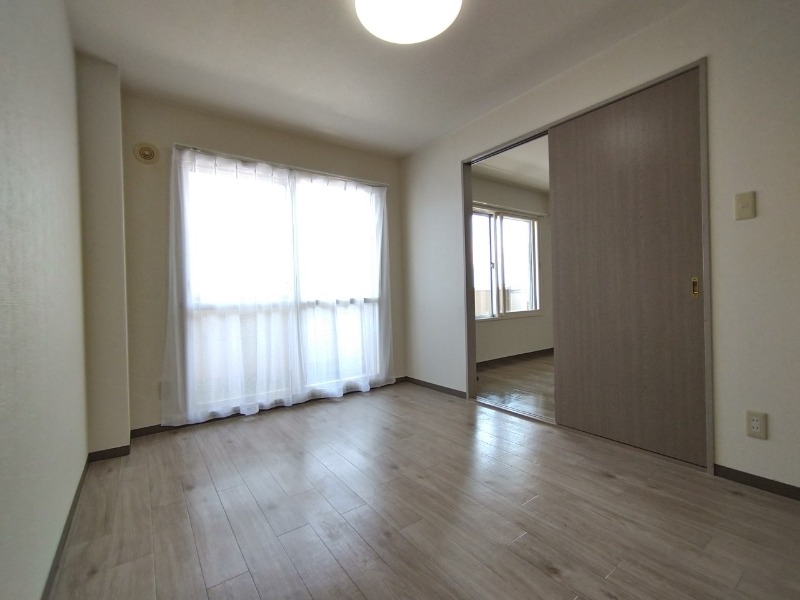 その他部屋・スペース　６帖の洋室です。広々として、きれいですね。