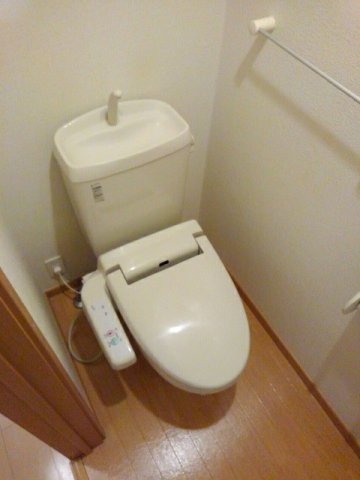 トイレ　落ち着いた色調のトイレです