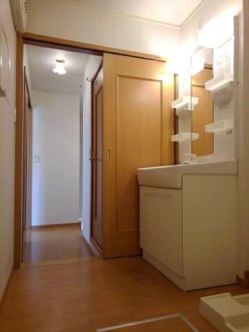洗面設備　コンパクトで使いやすい洗面所