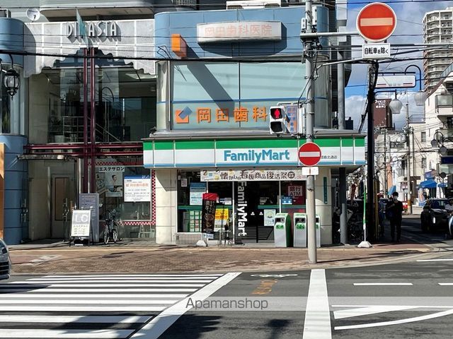 コンビニ　ファミリーマート（コンビニ）まで298m