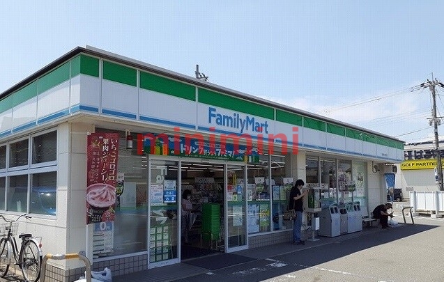 コンビニ　ファミリーマート（コンビニ）まで850m