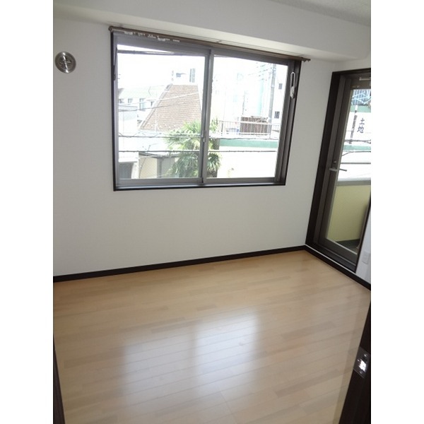 居室・リビング　5.8帖のフローリングのお部屋です☆