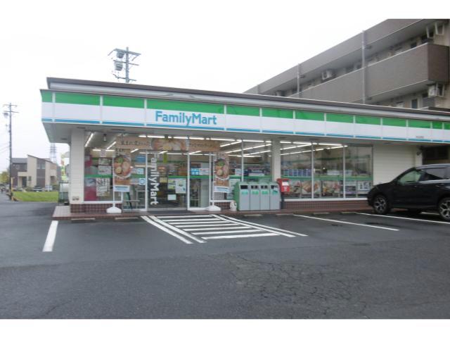 コンビニ　ファミリーマート鈴鹿サーキット前店（コンビニ）まで447m