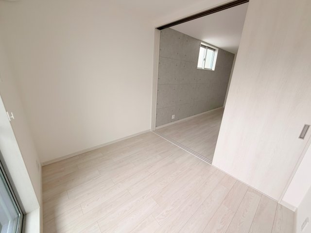 その他部屋・スペース　ゆとりのあるベッドルームで快適な睡眠をとってくださいね。