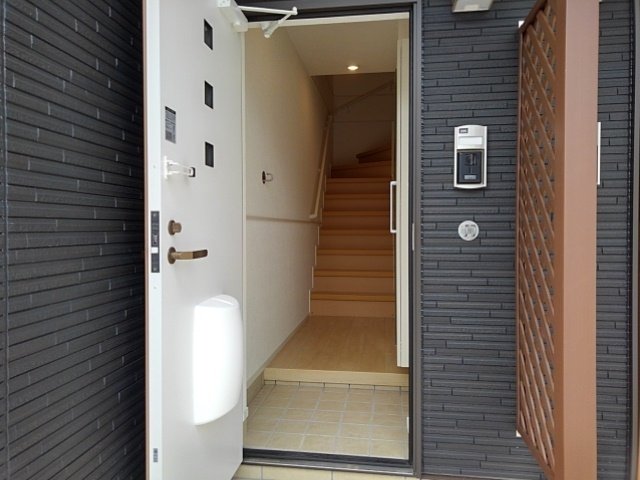 ＪＲ東海道本線 岐阜駅 バス乗車時間：25分 最寄りバス停で下車 徒歩4分 2階建 築7年の玄関写真
