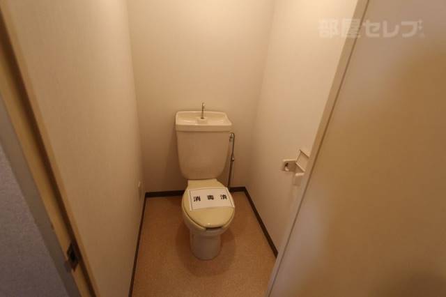トイレ　上部に棚があります。
