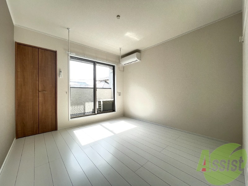 居室・リビング　洋室６．６帖。南向きで日当たりがいいお部屋になっております。