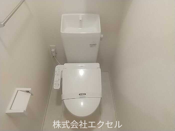 トイレ　温水洗浄便座です。