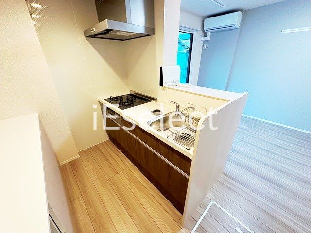 キッチン　３口コンロ付きのシステムキッチン