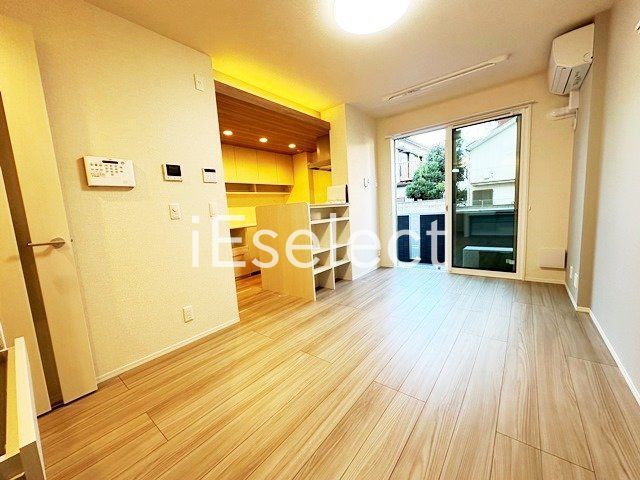 居室・リビング　窓も大きく明るいですね