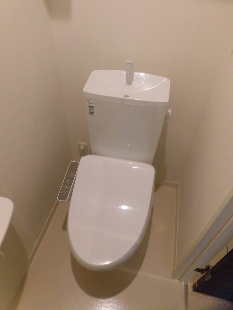トイレ　温水洗浄便座機能付き
