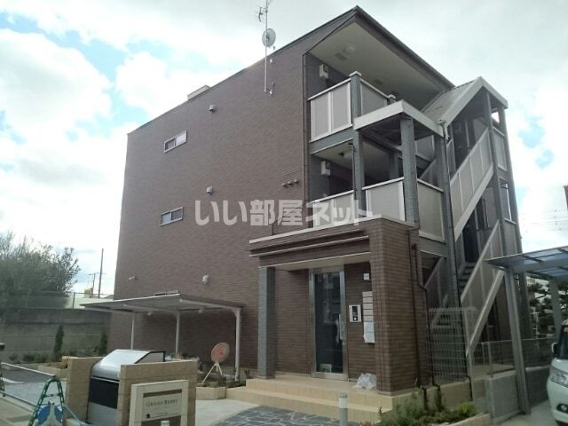 泉佐野市高松東のアパートの建物外観