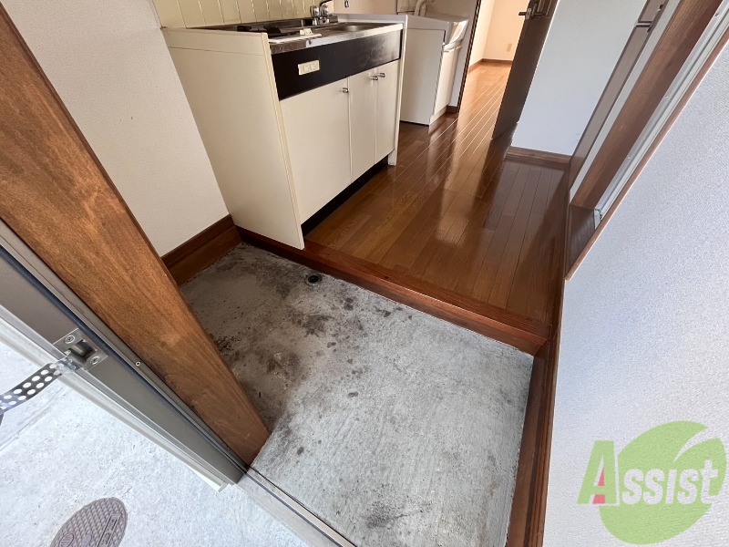 収納　外から玄関を撮影してみました。キッチンに繋がっております。