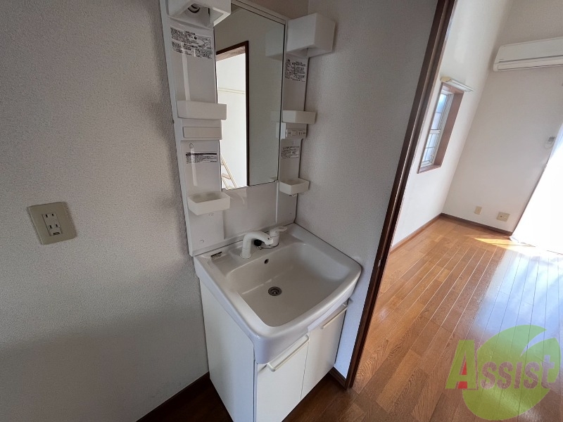 洗面設備　独立洗面台になっているので忙しい朝もばっちりですね。