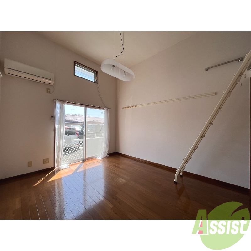 居室・リビング　南向きの大きめの窓から日差しがたっぷり入る明るいお部屋です。