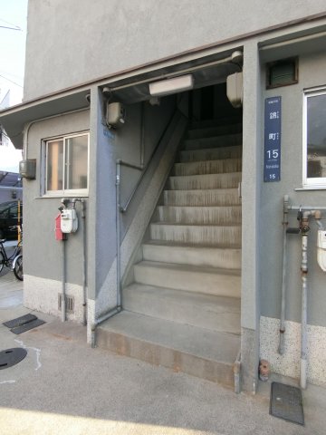 【寝屋川市錦町のアパートのロビー】