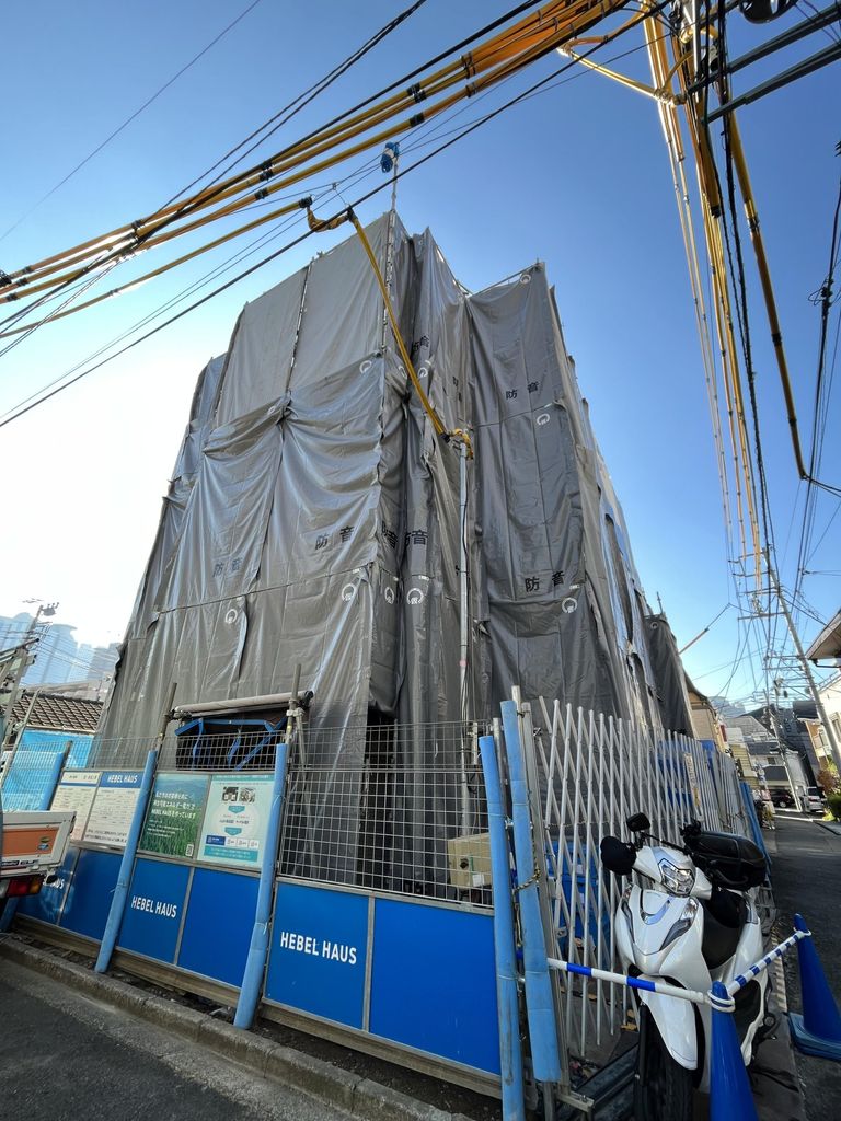 【新宿区北新宿のマンションの建物外観】