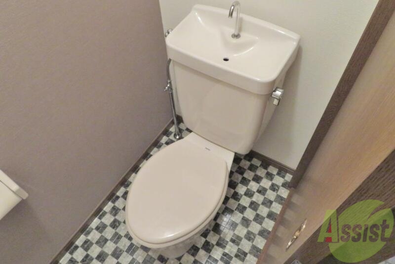 トイレ　トイレはこちらです。おしゃれなタイルですね。