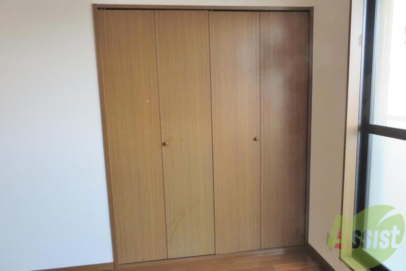 収納　十分な高さのクローゼットが備わっております。