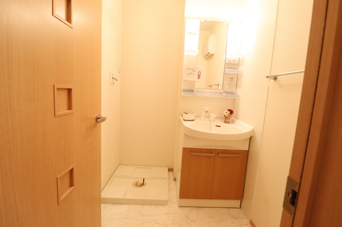 洗面設備　洗髪洗面化粧台、洗濯機置き場