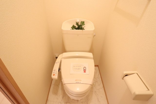 トイレ　もちろん温水洗浄暖房便座です