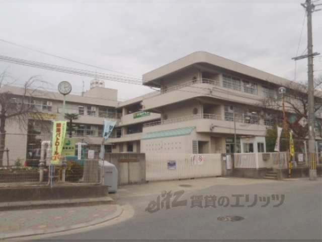 小学校　御蔵山小学校（小学校）まで880m