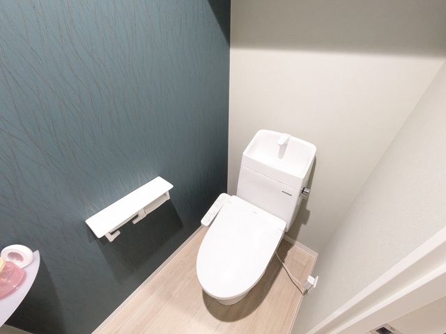 トイレ　※小物は設備ではありません。温水洗浄便座のトイレです。（リフ