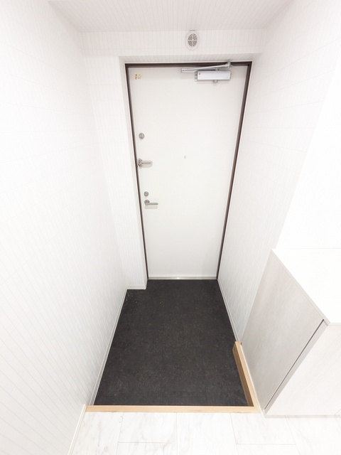 玄関　扉は外開きの玄関です。（リフォーム前）