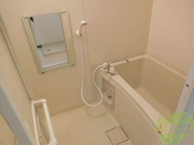 バス・シャワールーム　鏡付き真っ白浴室です