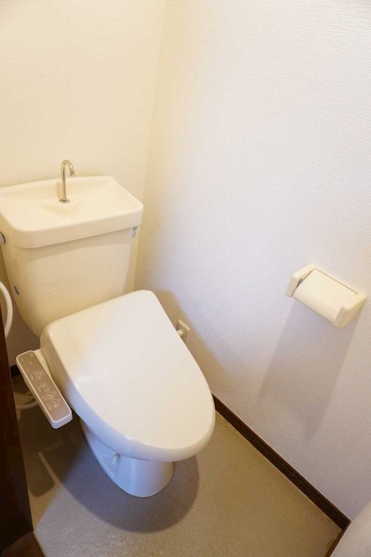 トイレ　トイレは快適な温水洗浄便座付き