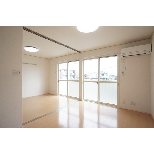 居室・リビング　高い天井の室内で随所に気遣いを感じます☆