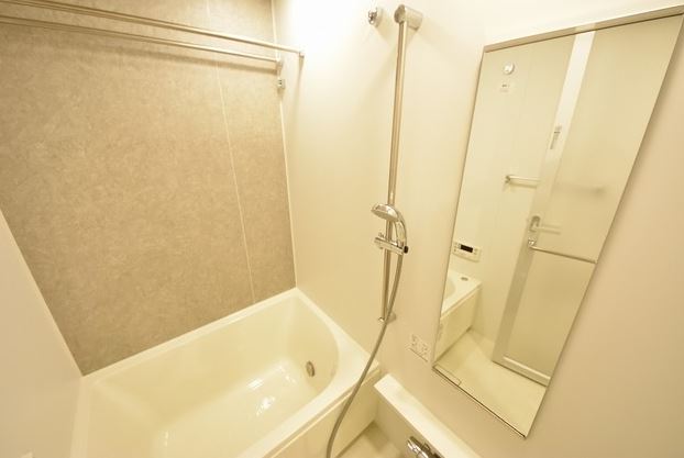 バス・シャワールーム　同マンション反転タイプ参照。