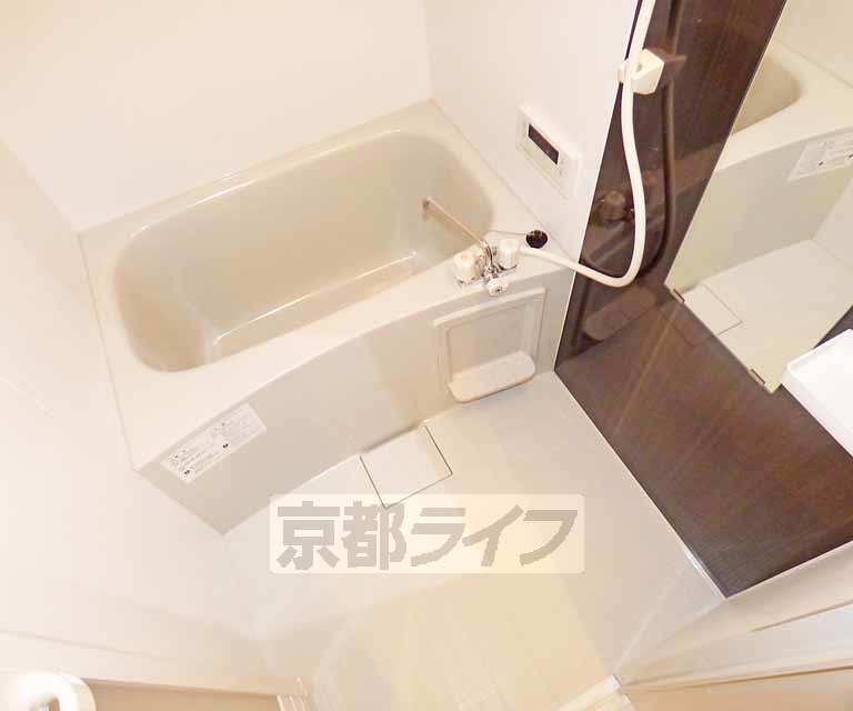 バス・シャワールーム　清潔感のあるバスルーム。