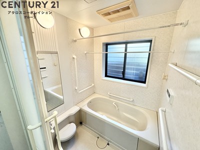 バス・シャワールーム　窓があり換気良好です。
