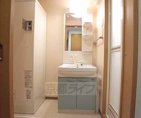 洗面設備　シャンプードレッサ付きの独立洗面台です。