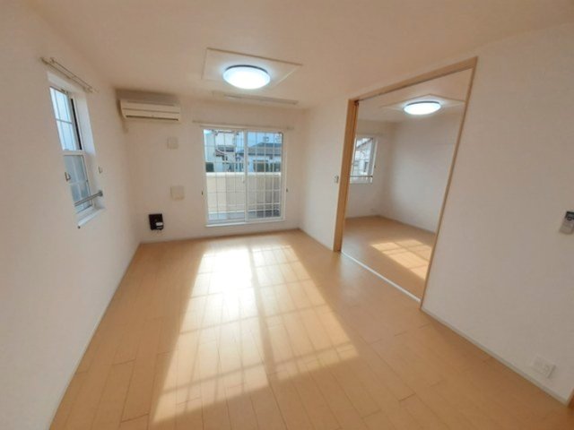 居室・リビング　こちらのリビングで趣味の時間をお楽しみください