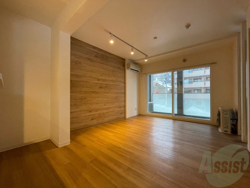 居室・リビング　木目のフローリングは落ち着きのある印象のお部屋になりますね。