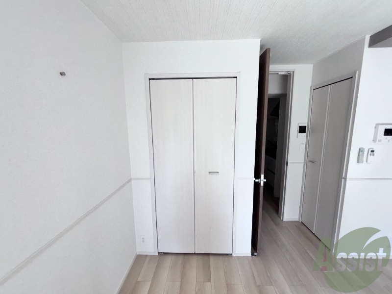 収納　リビングには収納スペースがございます。荷物はこちらへ。