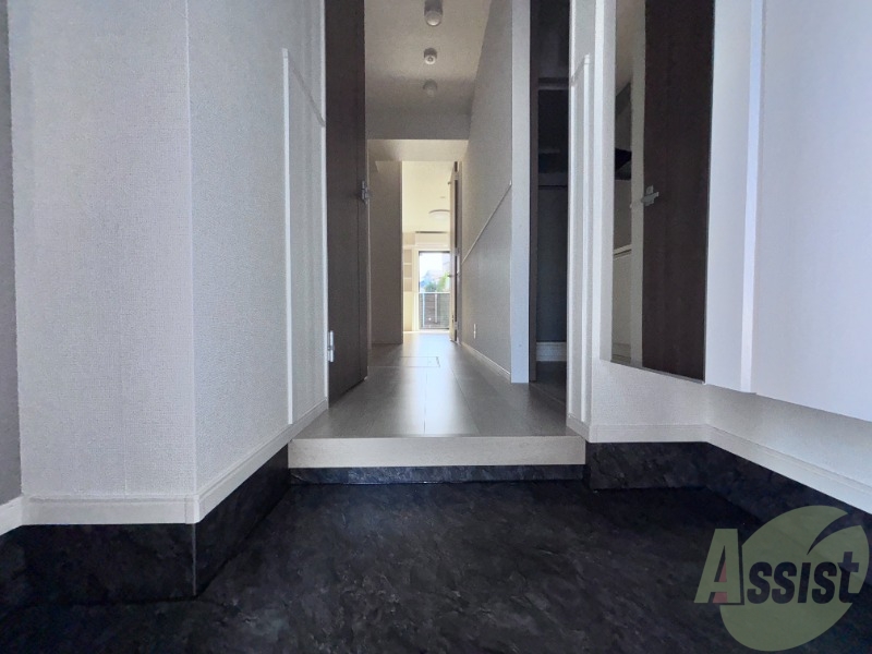 玄関　こちらの玄関には照明設備も付いております。