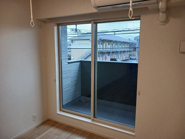 バルコニー　【さくらヒルズ　Ａ】外からの目が気にならないバルコニーで洗濯