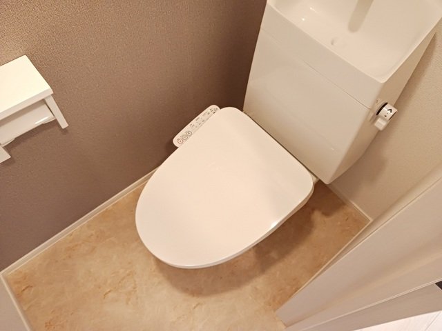 トイレ　落ち着いた色調のトイレです