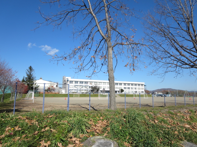 中学校　北見市立東陵中学校（中学校）まで270m