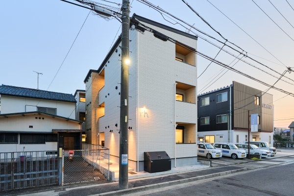 建物外観　外観　オートロック付　宅配ＢＯＸ有り