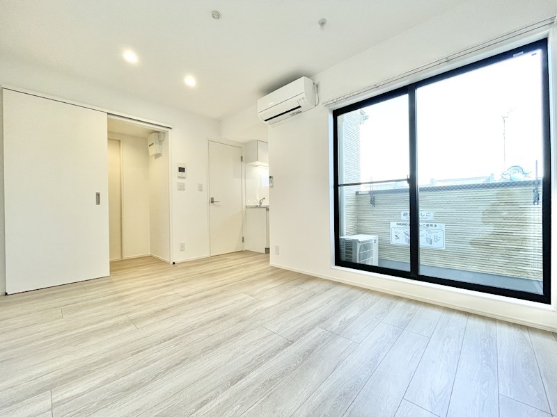 居室・リビング　ＬＤＫ8.8帖　システムキッチン　エアコン完備　バルコニー